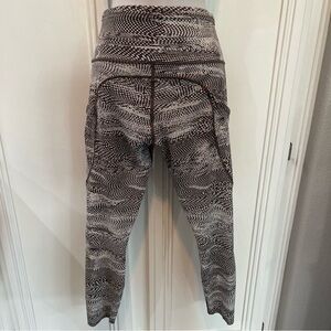 LULULEMON ATHLETICA CROPPED LEGGINGS Sz 8 White Gray SNAKESKIN PATTERN Great